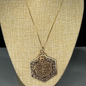 Elegant Gold Pendant Necklace
